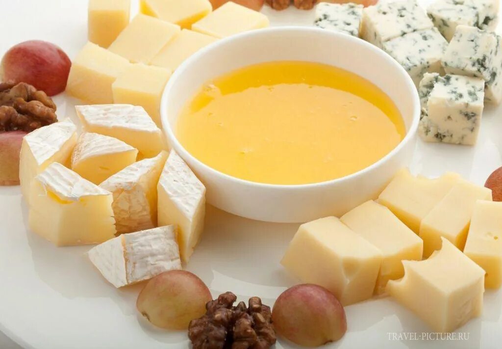 Какой сыр сочетается. Сыр с медом. сырное ассорти. сырная тарелка с медом. мед с сыром.