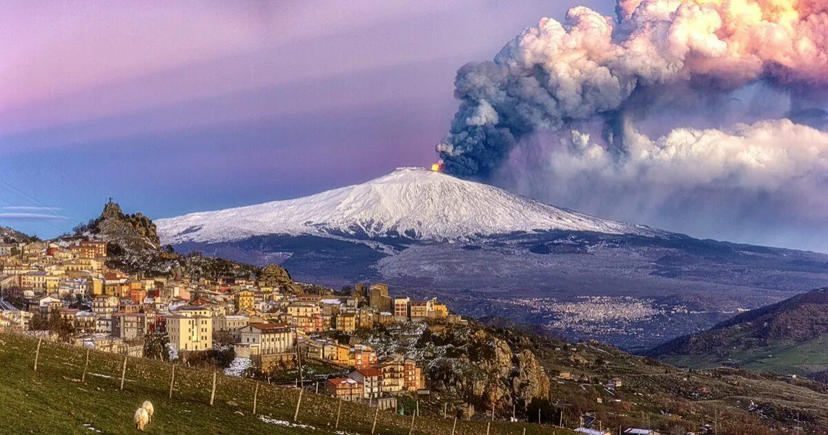 Где находится действующий вулкан этна. Этна Сицилия. Вулкан Этна в Италии. Остров Сицилия Этна. Вулкан на Сицилии.