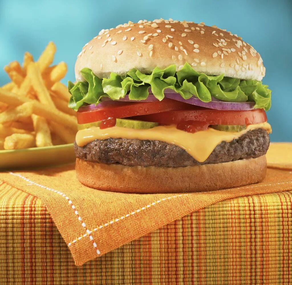 Тройной чизбургер макдональдс. Бургер с сыром. Джуси люси бургер. Что такое чизбургер. Что такое чизбургер.