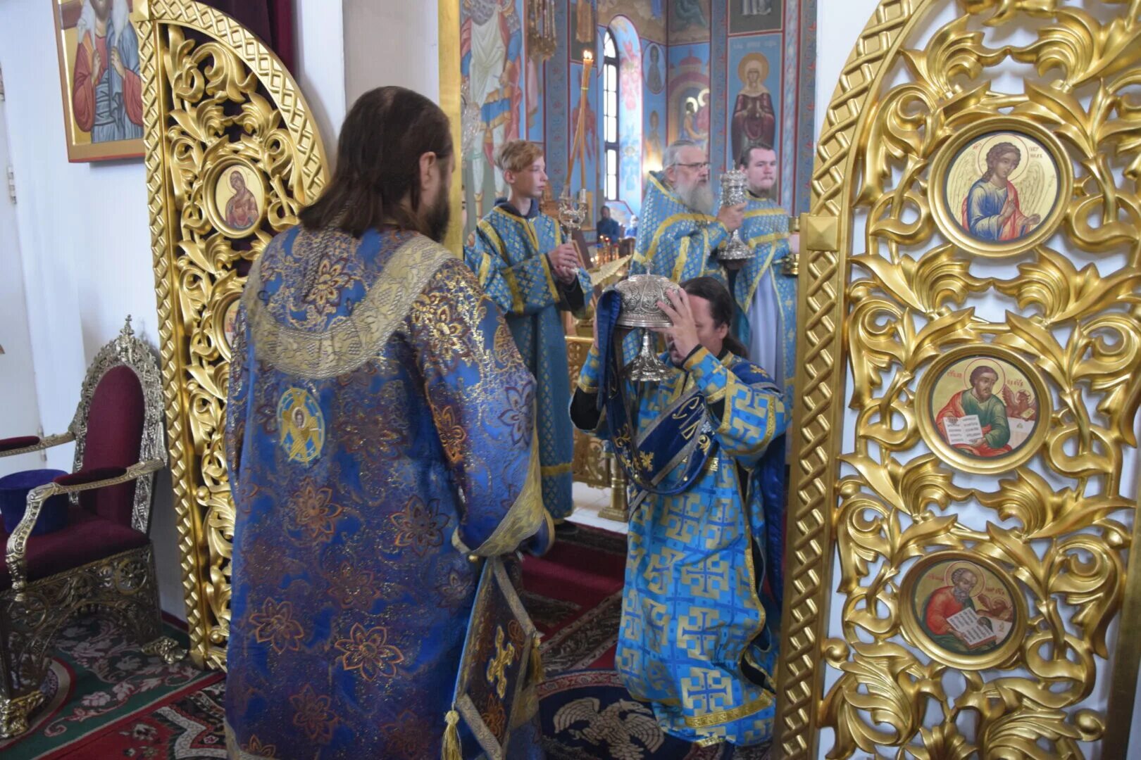 богослужения в храме троеручица