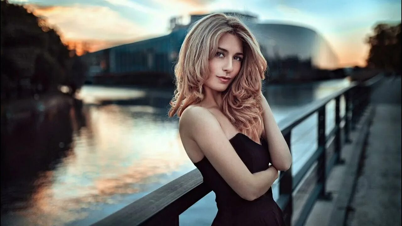 Счастливая женщина на фоне гор. Красивые девушки на улице. Портрет на фоне гор. Горем женщин. Портрет девушки.