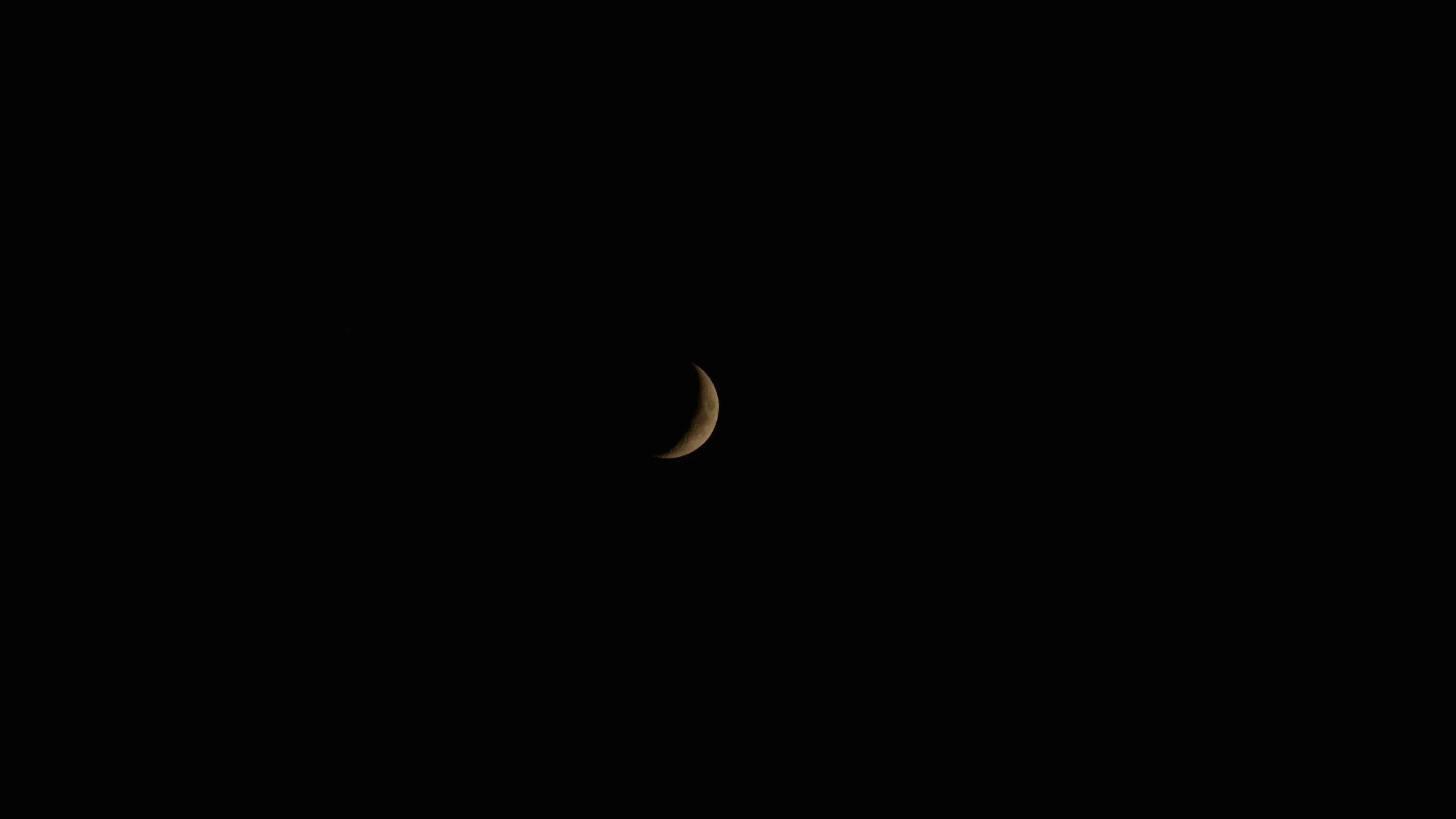 Ночное черное поле. Midnight и темная ночь разница. Луна минимализм лайн. Черные обои с полумесяцем. Темная ночь.