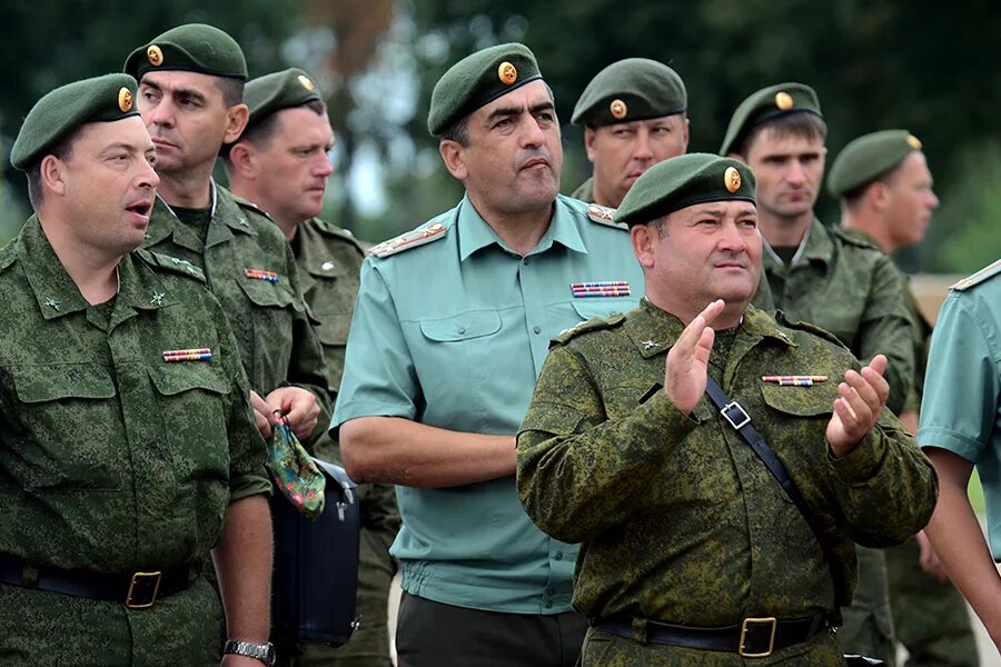 Что бывает военным. Берет сухопутных войск. Сухопутные войска берет. Общевойсковая армия. Форма инженерных воиск.