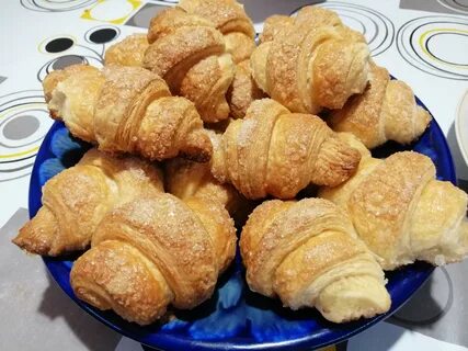 Рогалики с сахаром из дрожжевого теста
