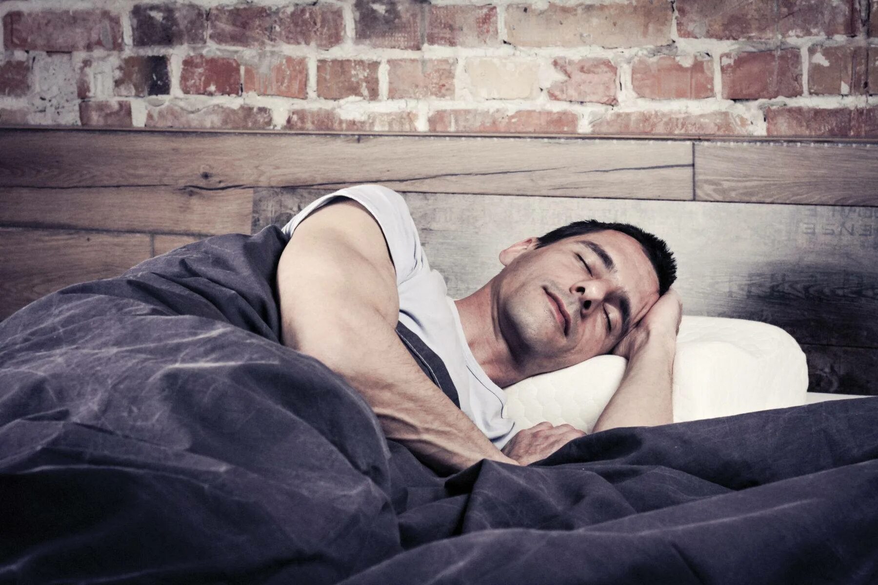 Человек лежит на кровати. Мужчина кровать с телевизором. Женщина спит. Отдыхающий солдат. Two soldiers relaxing in bed.