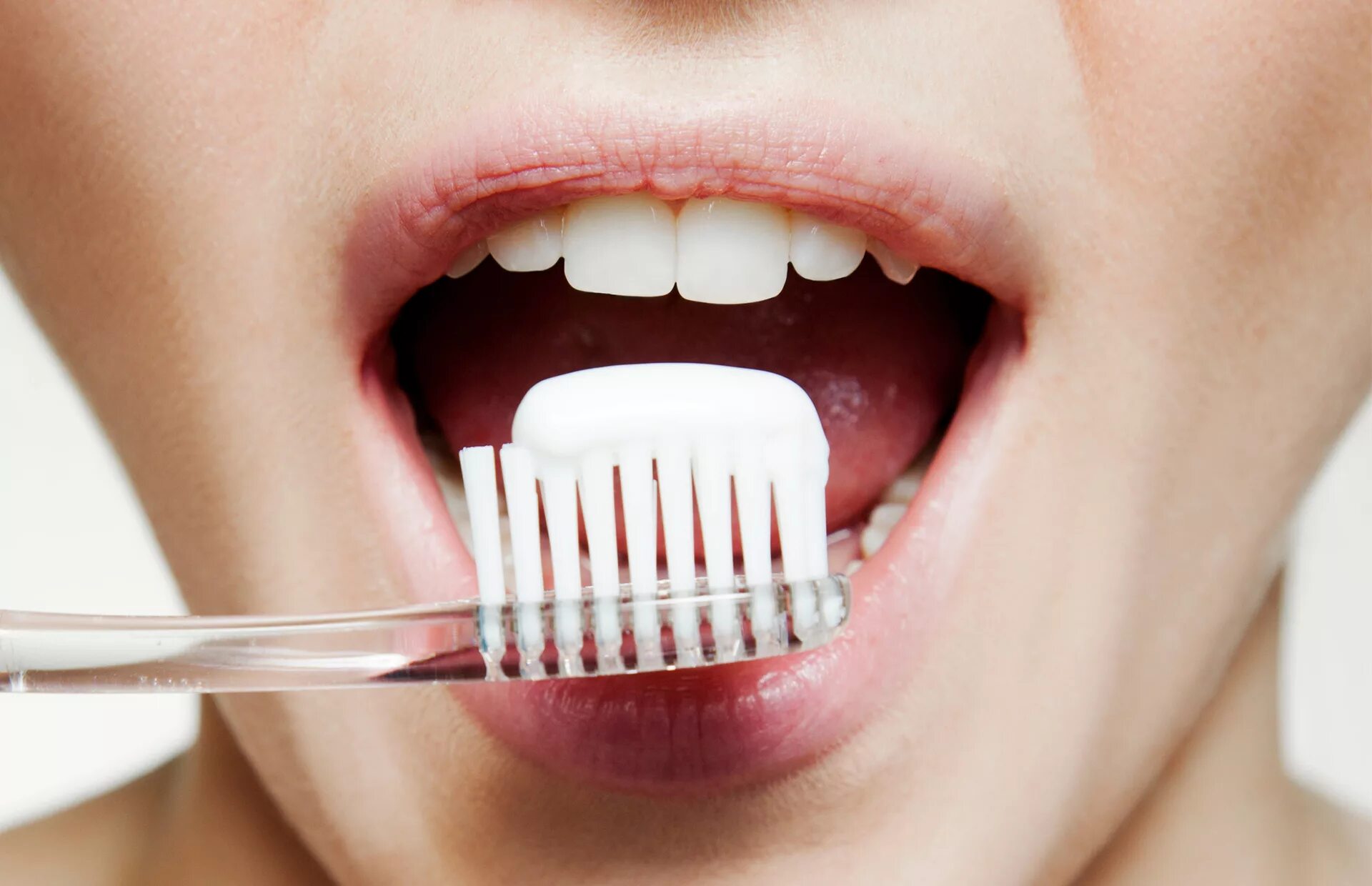 Гигиена полости рта зубные щетки. Чистка зубов щеткой. Чистим зубы!. Зубы и зубная паста.