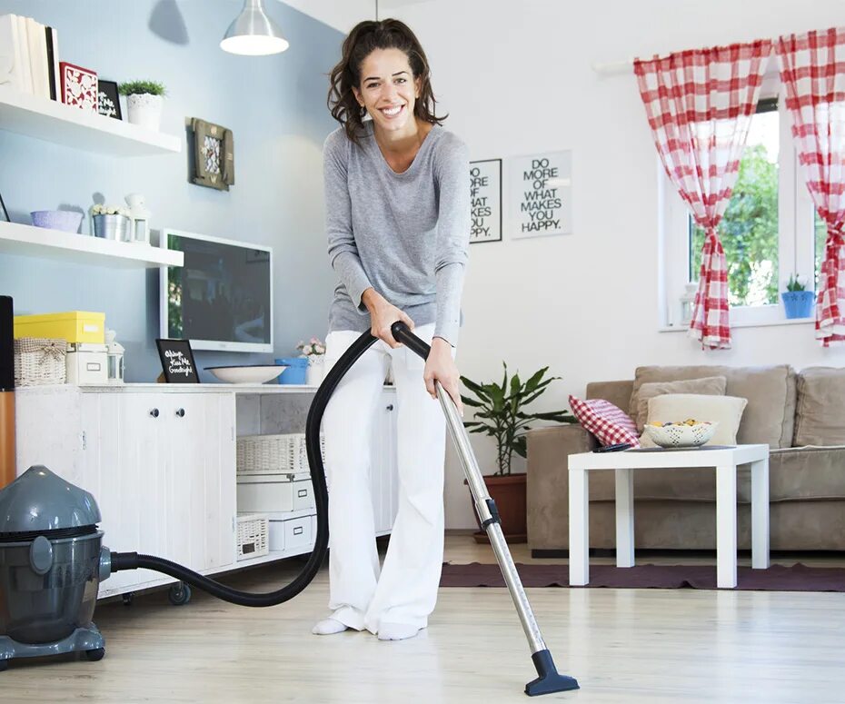 Home vacuum cleaner. Чистота и порядок в доме. Женщина убирается. Домашние дела. Женщина убирается в доме.