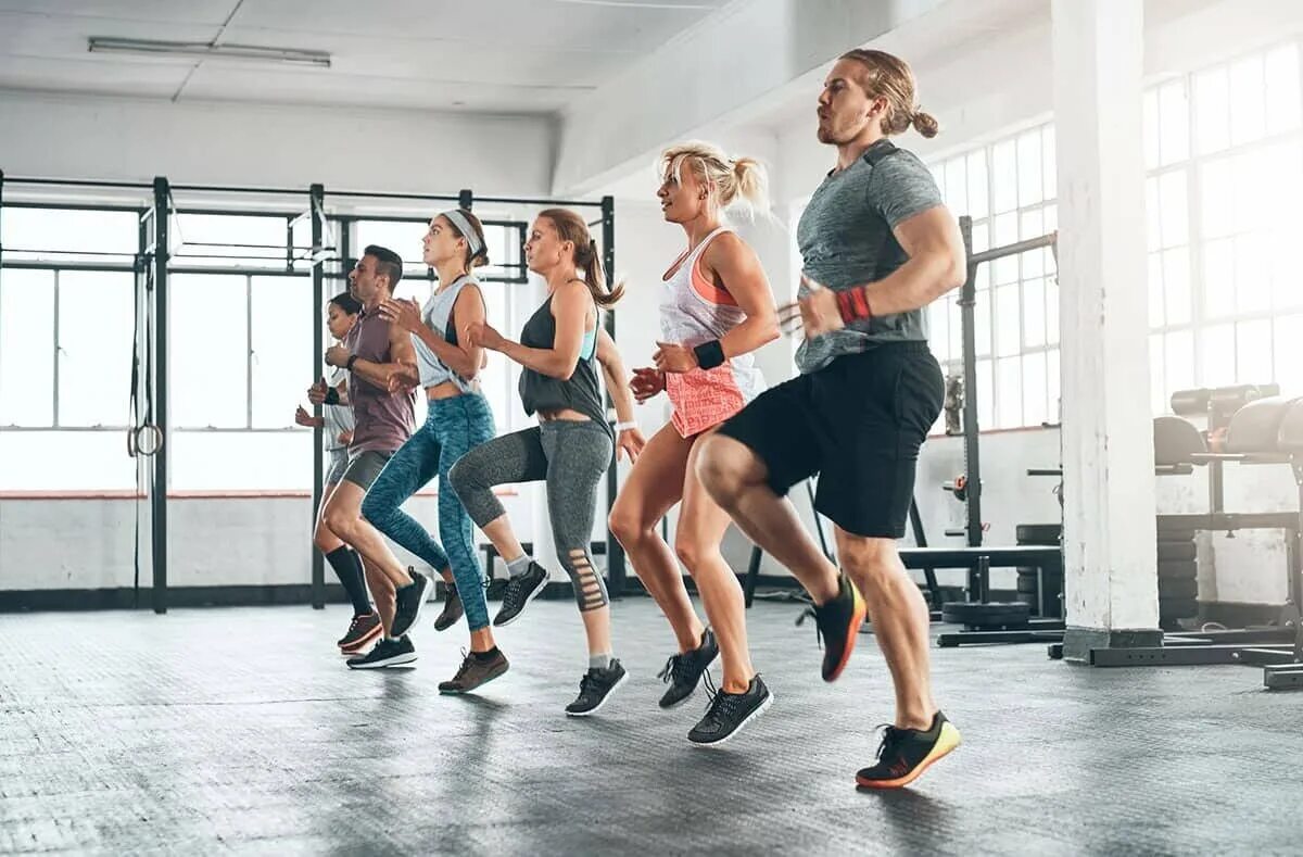 Тренировка в свободное время. Виит(hiit)-тренировка. кроссфит табата. групповые занятия hiit. интервальный тренинг.