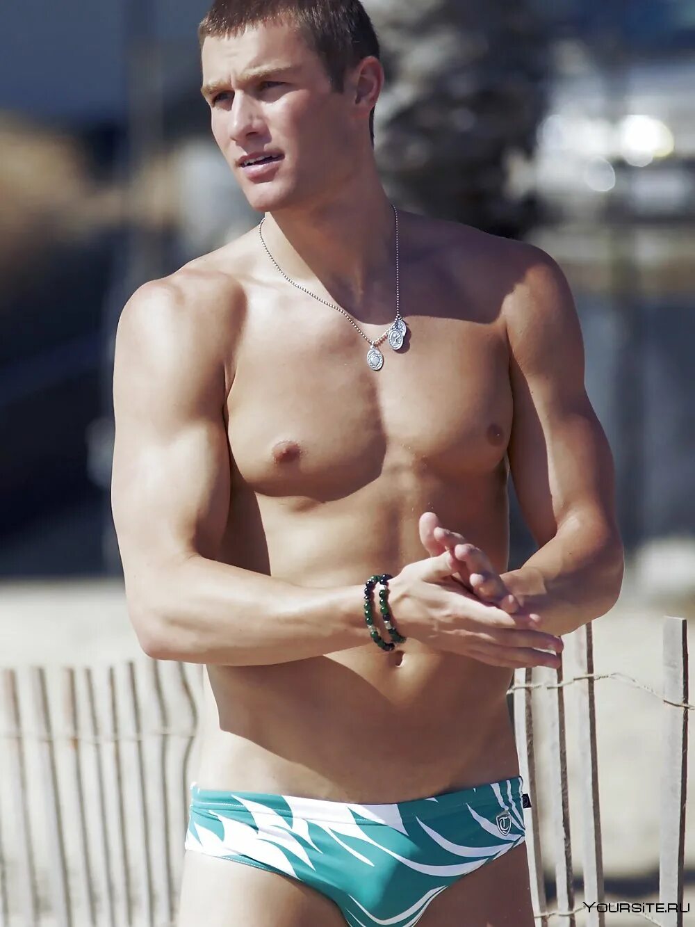 Неловкий момент встал. Без плавок. Мужчина в токсах. Пловцы мужчины возбуждены. Марио гётце встал.