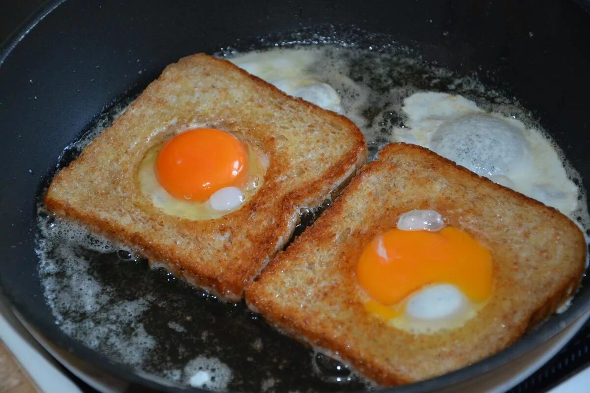 Яичница с хлебом на сковороде. Яичница с жареным хлебом. Завтрак яичница в хлебе. Завтрак,яйцо в хлебе жареный. Тостовый хлеб с яйцом на сковороде