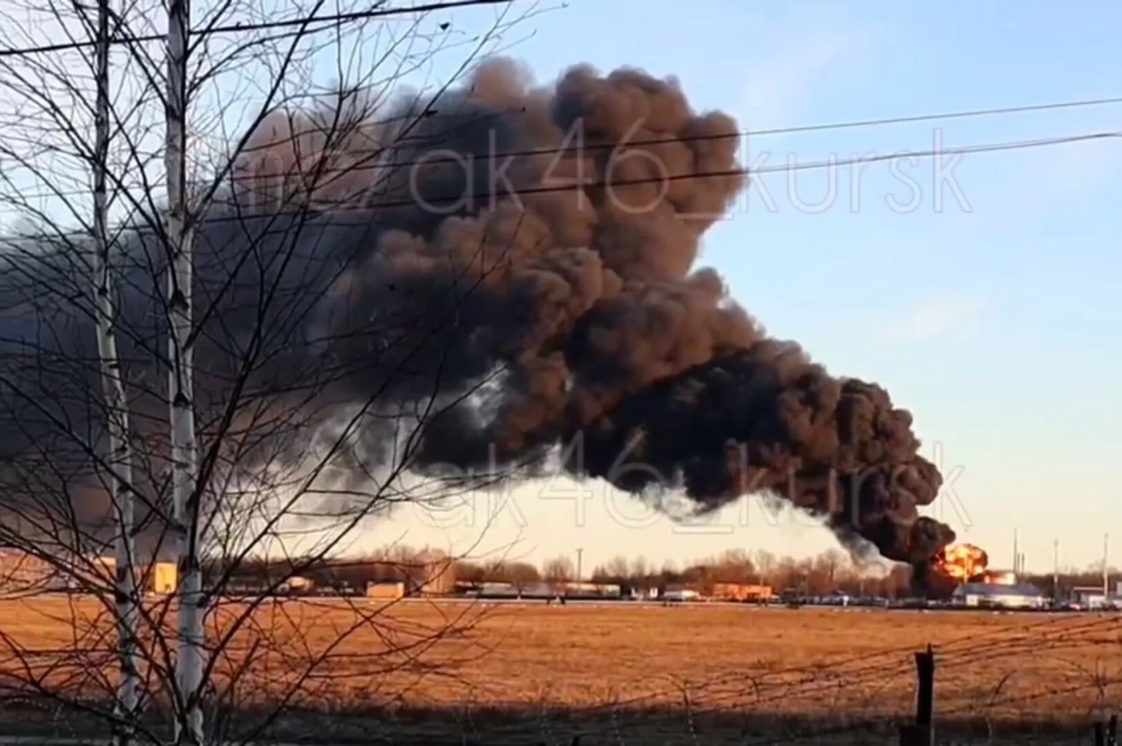 Энгельс взрывы на аэродроме сегодня. Пожар на аэродроме в Курске. Взрыв в Курске. Нефтебаза Курск взрыв. Нефтебаза в Курске пожар.