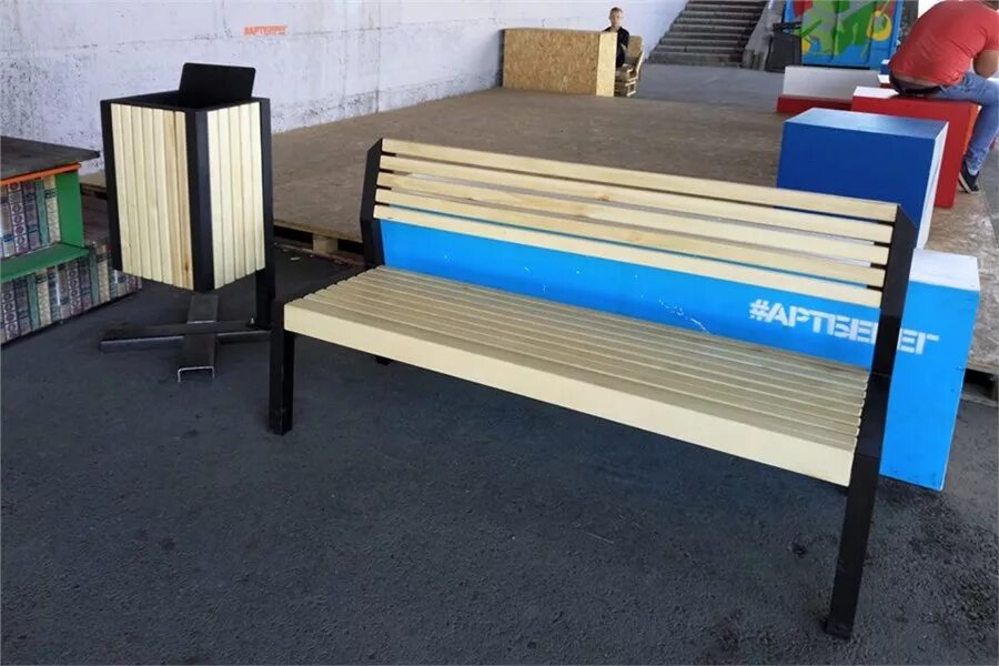 Центральная набережная красноярск лавочки. Скамьи красноярск. Арт объекты красноярска. Скамьи красноярск. Классные лавочки.