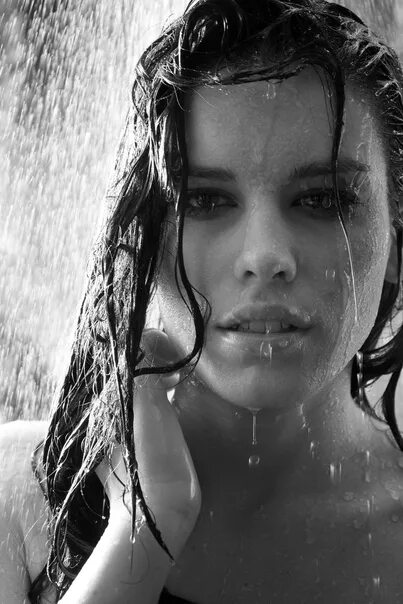 Мокрая майка видео. Красивые девушки в мокрых майках. Фото в мокрой рубашке девушка в воде. Девушка в мокром белом Топе.