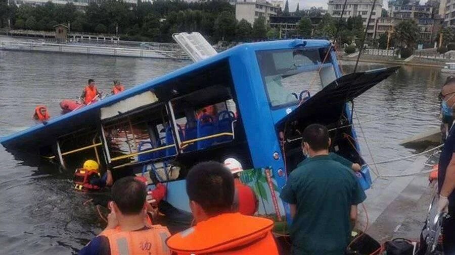 Тонущий автобус. Автомцс упал в реку. Река атояк. Новости про автобус упавший в воду. Новости про автобус упавший в воду.