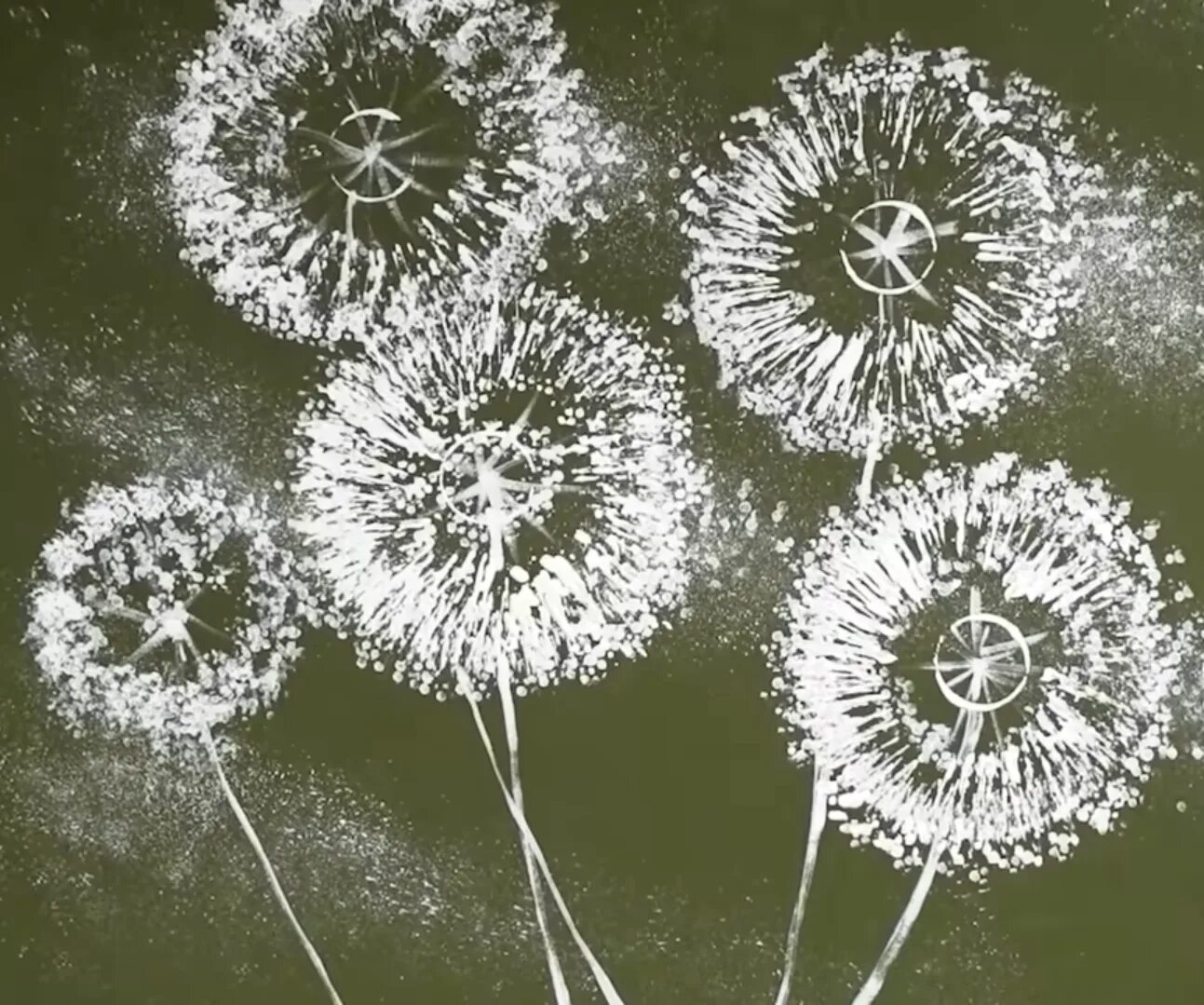 Одуванчики нетрадиционным способом. Необычные способы рисования. необычные способы рисования для детей. нетрадиционное рисование одуванчики. одуванчики в нетрадиционной технике рисования.