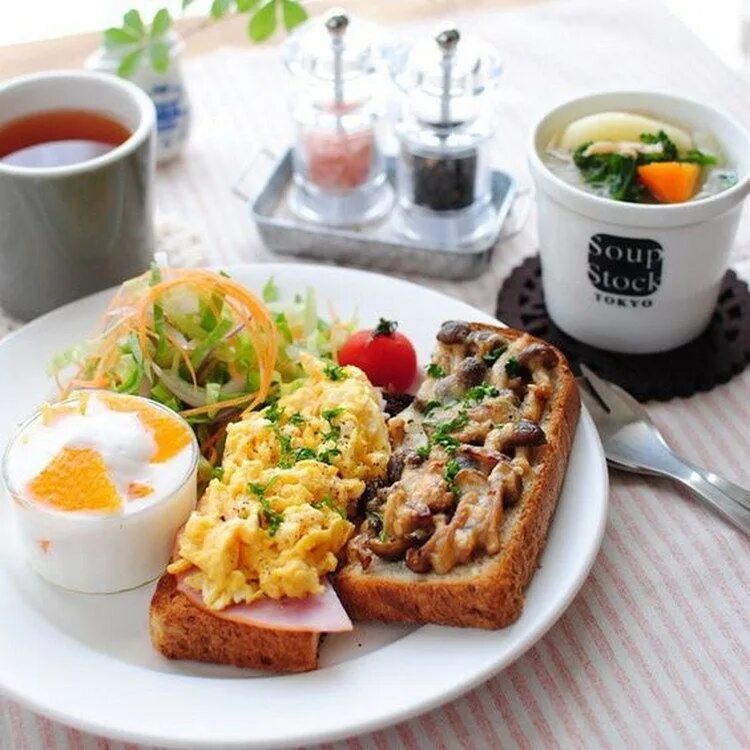 Плотная еда. Завтрак. Вкусный и красивый завтрак. Стильный завтрак. Плотный завтрак.