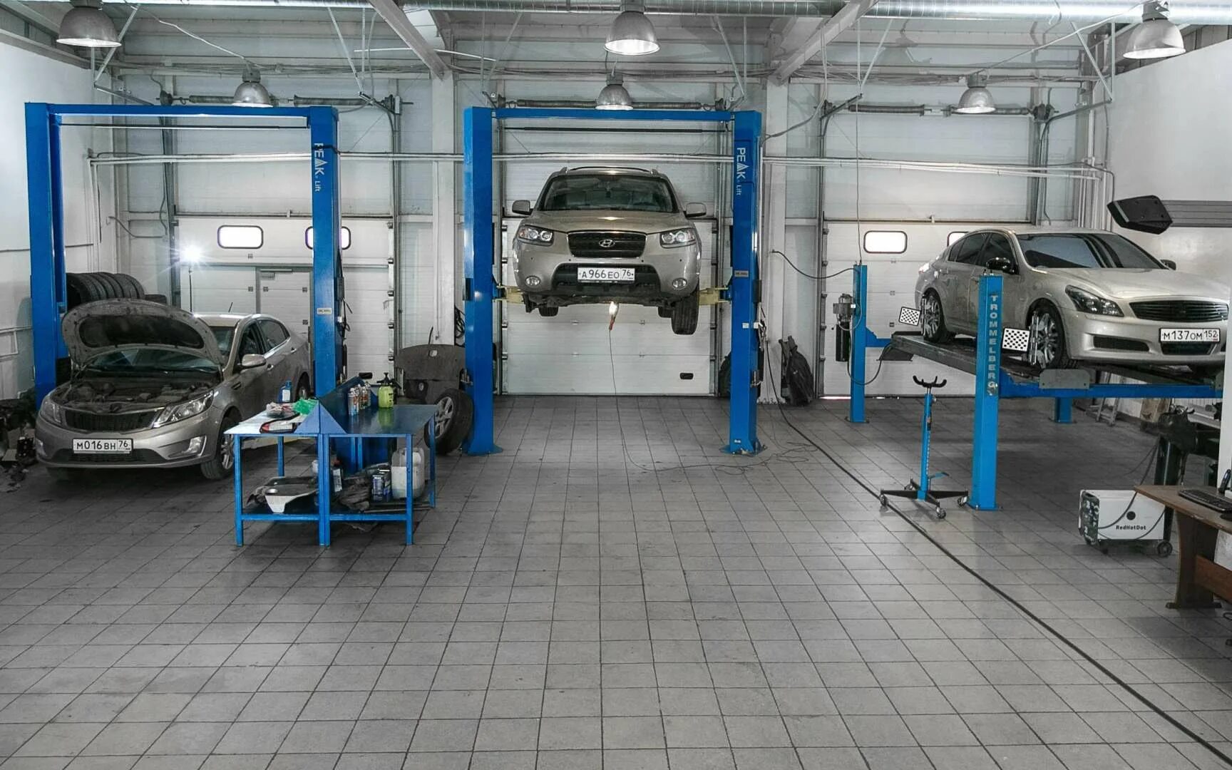 Участок диагностики автомобилей. Toyota сервис. Машина в автосервисе. Станция технического обслуживания. Гараж техосмотр.