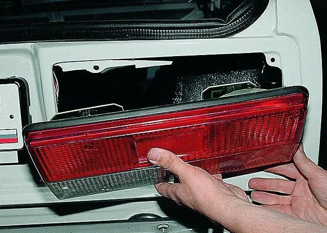 Белый поворотник ваз 2107. Рассеиватель заднего фонаря 2107. Задние лампы ваз 2107 стоп. Ваз 2105 доп задний фонарь. Лампочка ваз 2107 задний стоп.