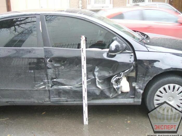 Битая мазда сх5. Оценщик автомобилей после дтп. Автотехническая экспертиза при дтп. Оценка автомобиля после дтп. Трасологическая экспертиза транспортных средств.