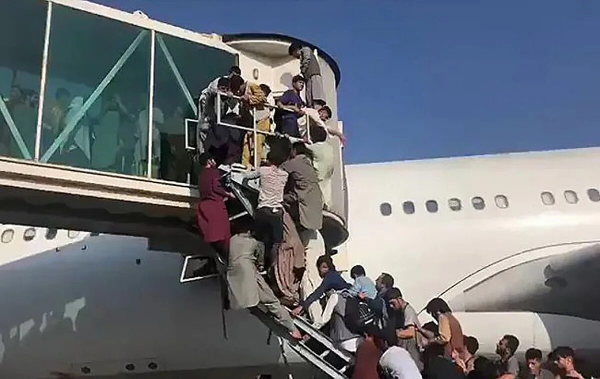 Падение самолета люди. Афганистан аэропорт Кабул. Афганистан аэропорт Кабул бегство. Самолет США В Афганистане.