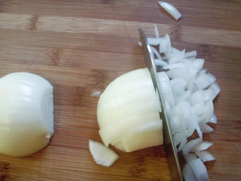 Нарезка репчатого лука. Как правильно резать лук. Нарезка лука. Лук нарезанный кубиками. Нарезка лука для супа.