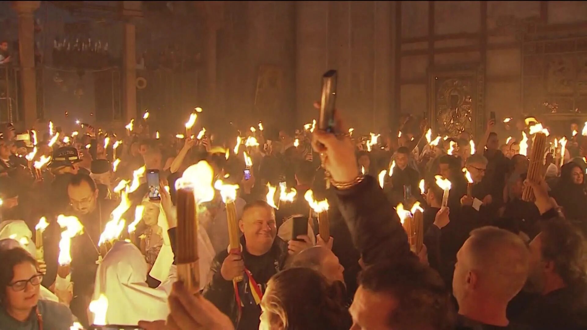 Пасха в Иерусалиме. Благодатный огонь в Иерусалиме храм Господа. Сошествие Благодатного огня в Иерусалиме. В Иерусалиме сошел Благодатный огонь. Пасха в иерусалиме 2024