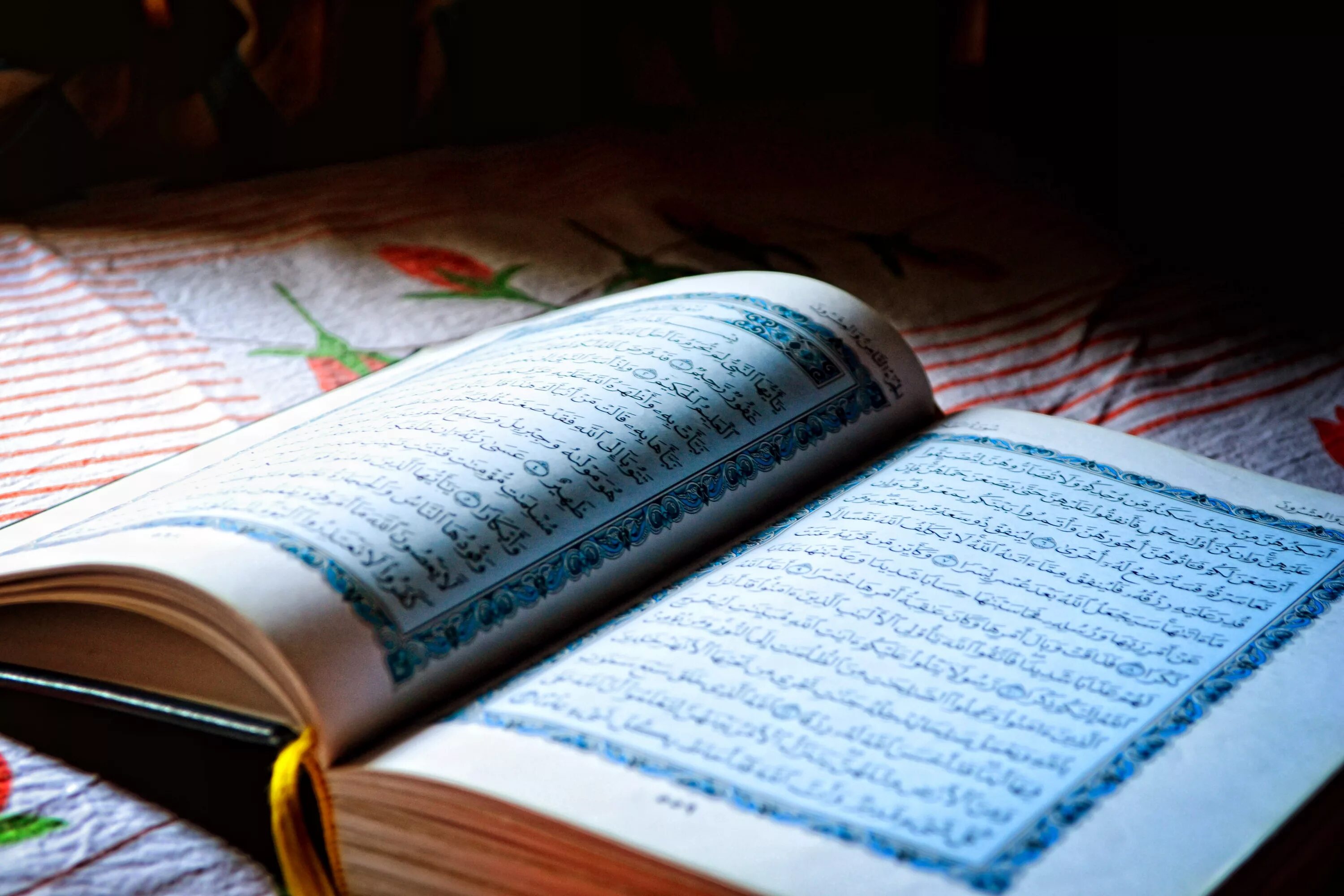 Постель в исламе. Коран. Коран фото. Раскрытый Коран. Коран открытый.