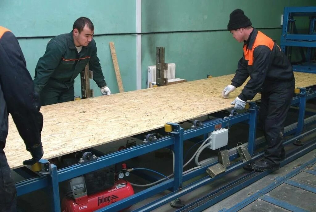 Изготовление осб. Станок для сип панелей снк 1250. станок для дсп производства. осп оборудование. станок для производства осб панелей.
