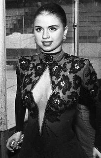 Qora odam yosh busty fotosini doggy uslubini sikadi