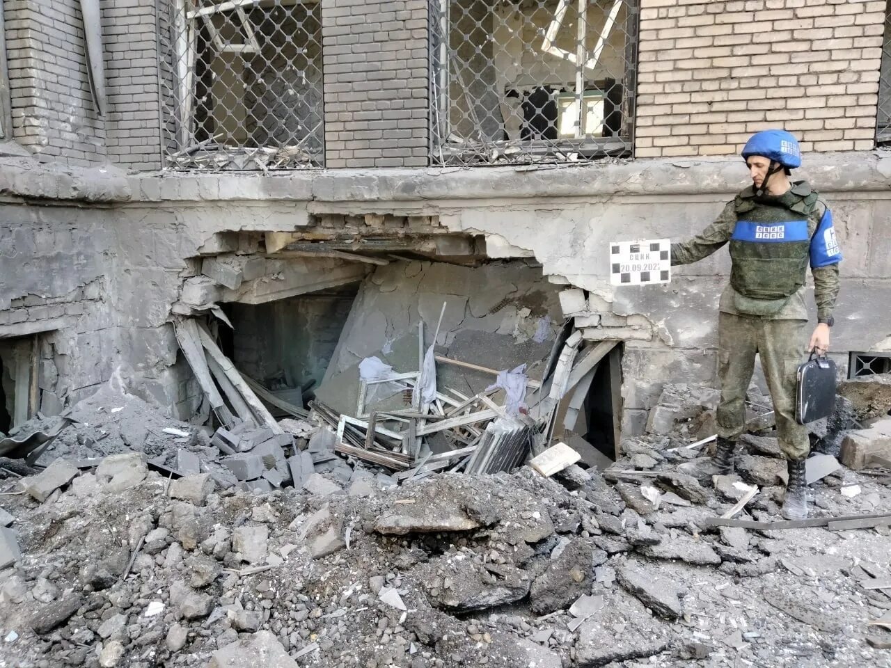 Алчевск луганская область обстрелы. Пожар ночью. 9 мая алчевск. Обстрел города алчевска. Алчевск обстрел общежития.