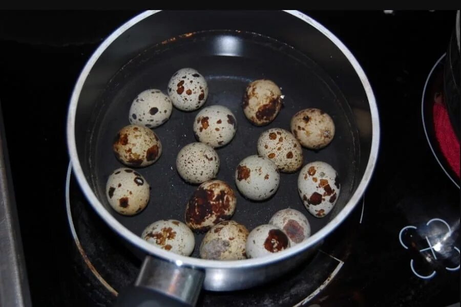 Сколько надо варить перепелиные. Перепелиные яйца вкрутую. Перепелиные яйца варятся. Вареные перепелиные яйца. Яйца перепела приготовленные.