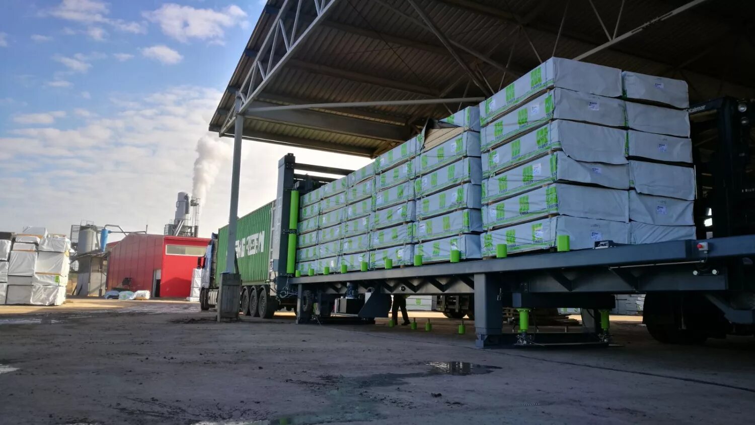 Маз контейнеровоз 20 футов. Разгрузка сыпучих материалов 20 футового контейнер. Система погрузки контейнеров st-cls40. Загрузчик контейнеров 40ft тигруп. Загрузка контейнера.