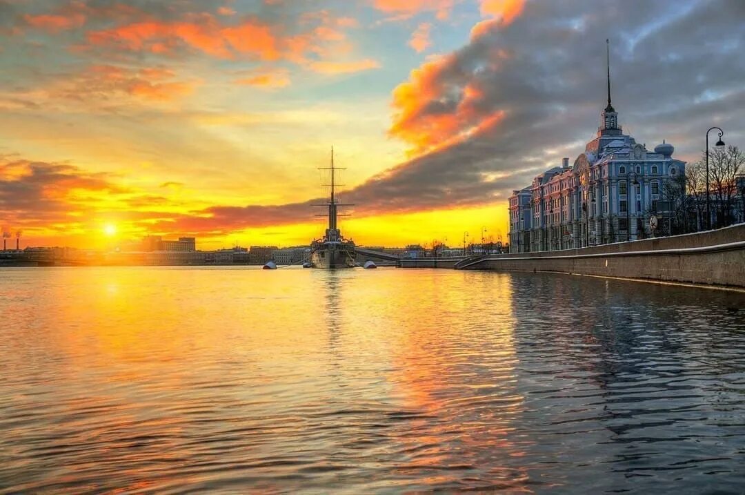 Восход солнца в питере. Солнечное (санкт-петербург). санкт-петербург летом. красивый рассвет в пите. летнее утро в питере.