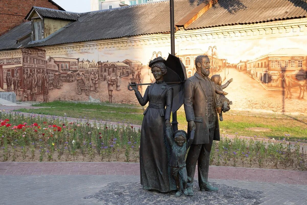 Серпухов вид с соборной горы. Серпухов исторический центр. Серпухов соборная гора скульптуры. Серпухов соборная гора храмы. Серпухов московская область.