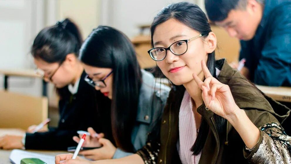 Преподавать русский как иностранный. Иностранцы изучают русский язык. студенты изучают русский язык.