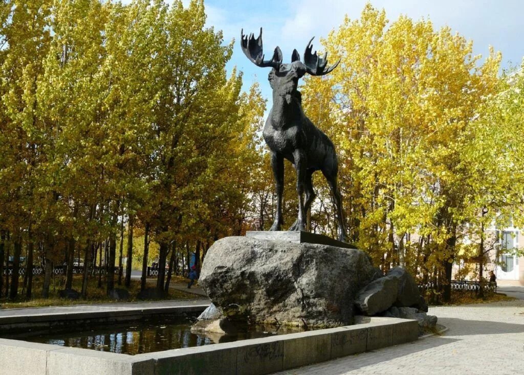 Мончегорск места. Памятник лосю в мончегорске. город мончегорск памятник лосю. скульптура лось мончегорск. город мончегорск лось.
