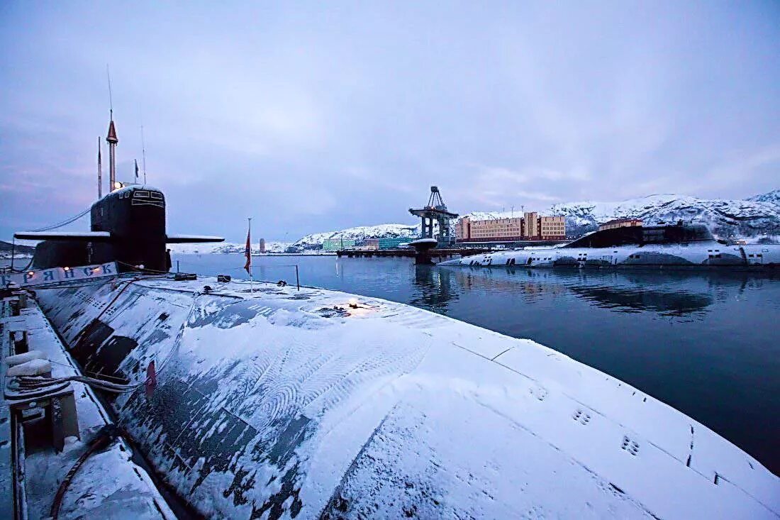 Байки северного флота. Гаджиево база подводных лодок Северного флота. Подводные лодки проекта 667бдрм «Дельфин». Северный флот Гаджиево. Гаджиево база подводных лодок.