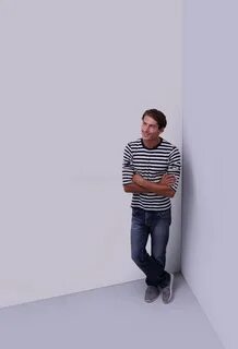 Чел стоит в углу