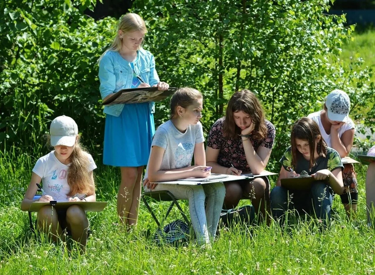 Дети на пленэре. Летняя творческая школа. Пленэр на природе. Детский пленэр.