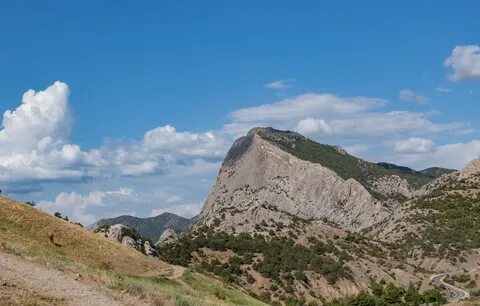 Он горы крымские слагает