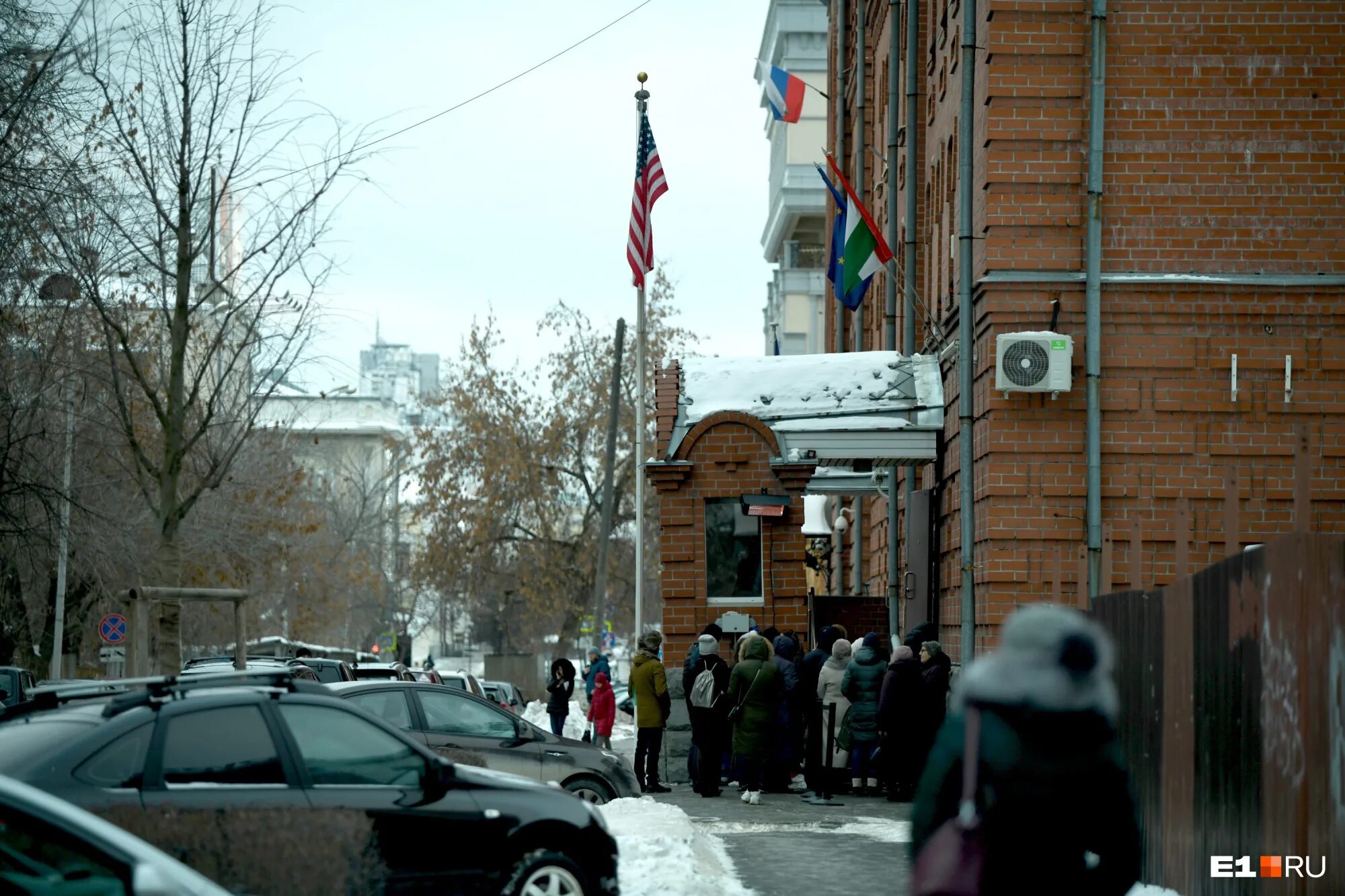 Консульство екатеринбург номер телефона. Генеральное консульство сша в екатеринбурге. Посол сша в екатеринбурге. Консул украины в екатеринбурге. Старое и новое здания консульства сша,.