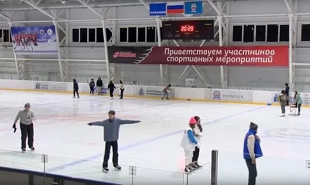 Массовые катания ноябрьск. Массовое катание на коньках, южноуральск. Факел массовое катание. Каток ноябрьск. Каток авангард омск.