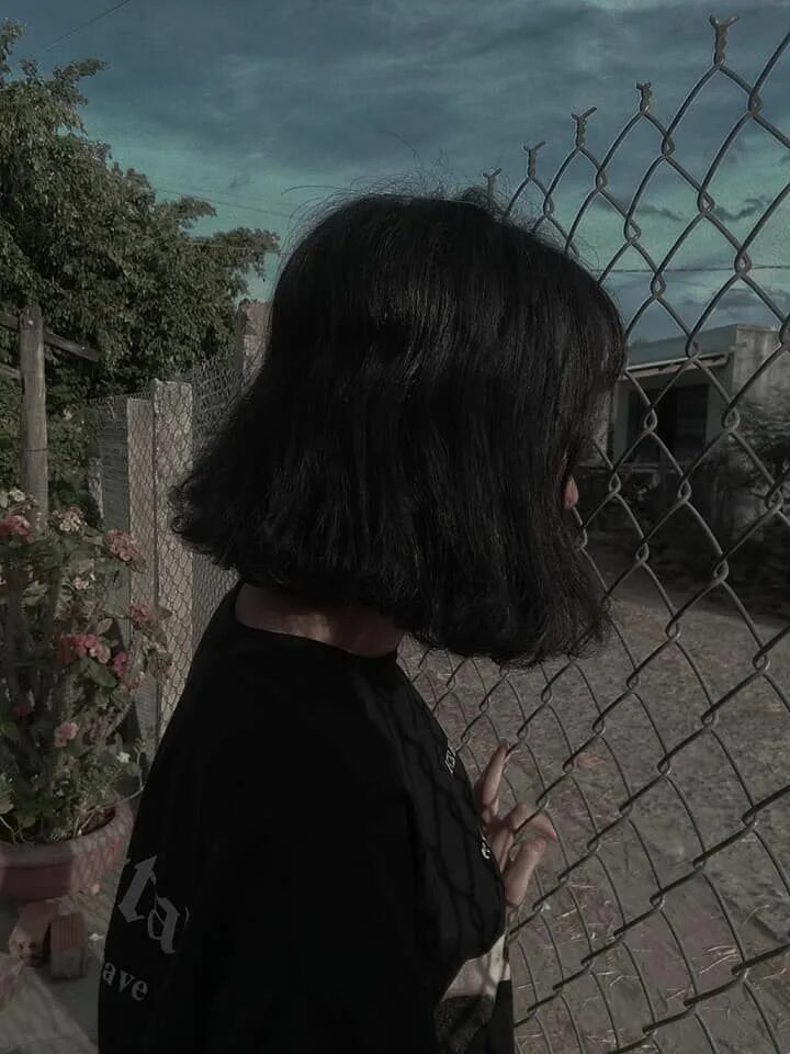 Девочка с каре без. Девочка с каре без. Девушка с каре без лица. Персонажи геншина с каре. Девочка с каре без.