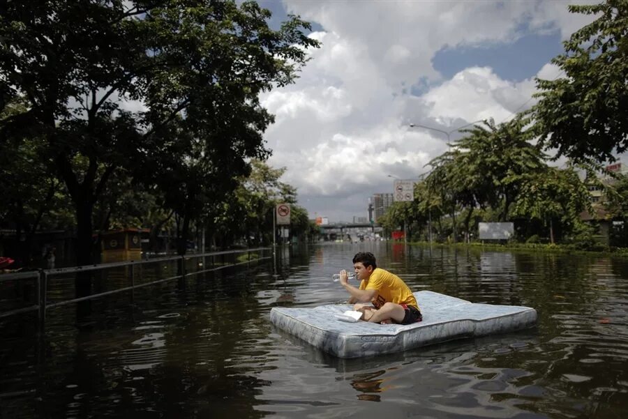 Затопленный город тайланда. Waterflooding. Дома внутри после потопов. Сон затопления водой. Наводнение фото.