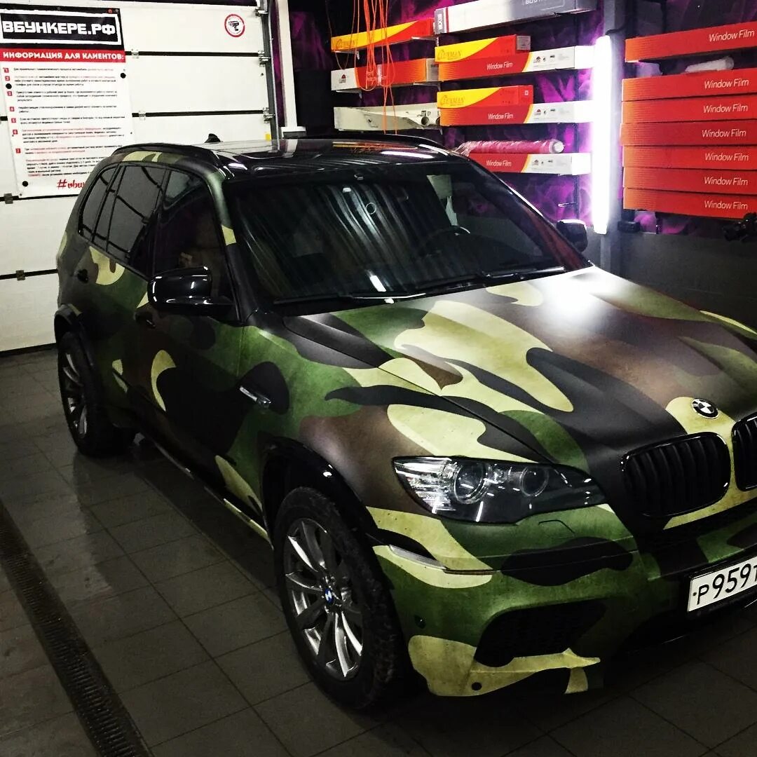 Пленка хаки. BMW x5m хаки. BMW x5 e53 цвет хаки. BMW e53 камуфляж. BMW x5 цвет хаки.