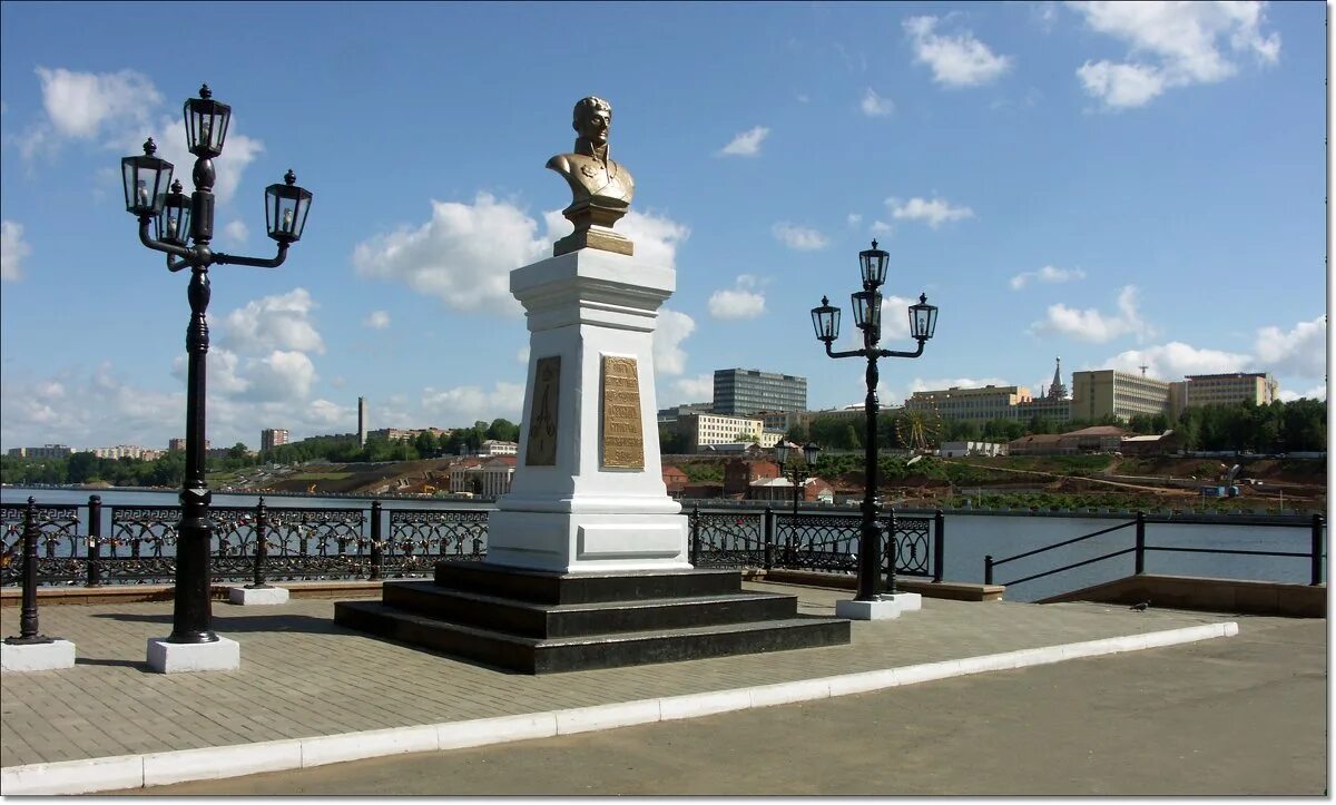 памятник на набережной ижевского пруда. ижевск г дерябин. ф. дерябин памятник ижевск. дерябину.