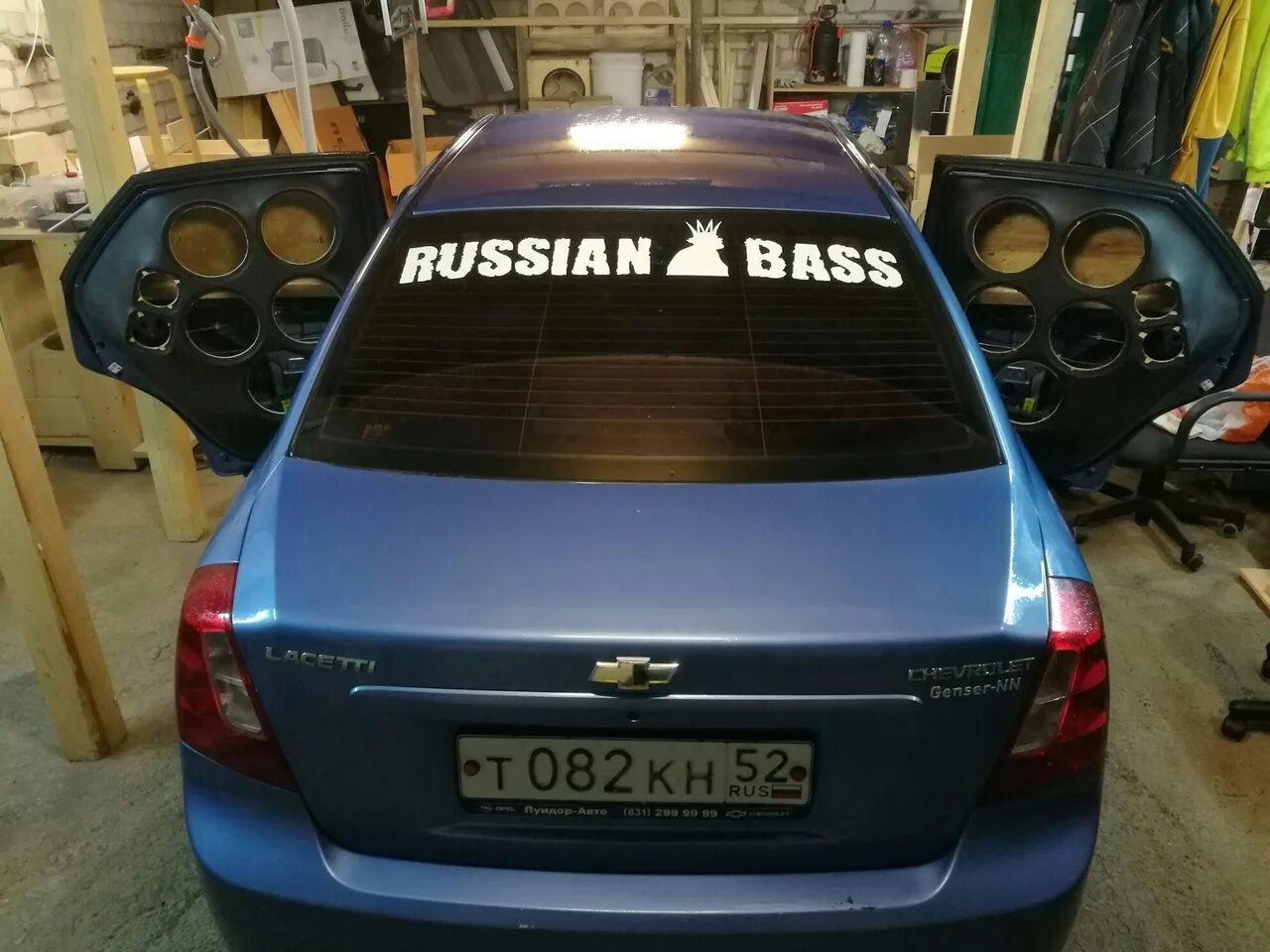 Рашен бас. Russian bass наклейка. russian bass наклейки на авто. логотип рашен бас. бас наклейка на заднее стекло.