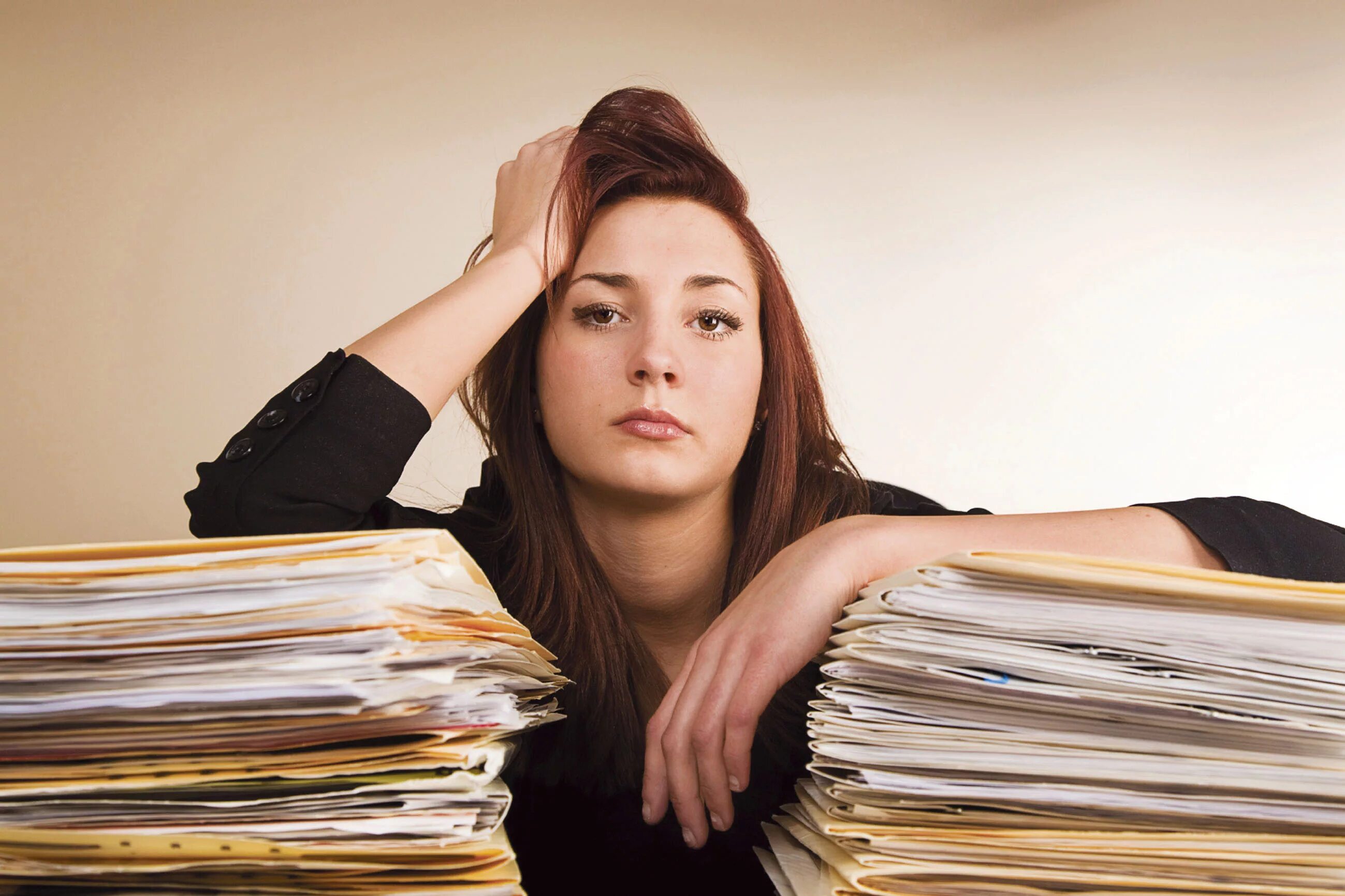 Boring jobs. Девушка в очках. красивая девушка много работает. boring work. bored woman.