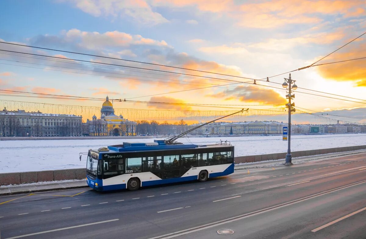 Троллейбус спб. Троллейбус зимой в Питере. Питер троллейбус зима. Троллейбус СПБ зимой. Троллейбус СПБ красиво.