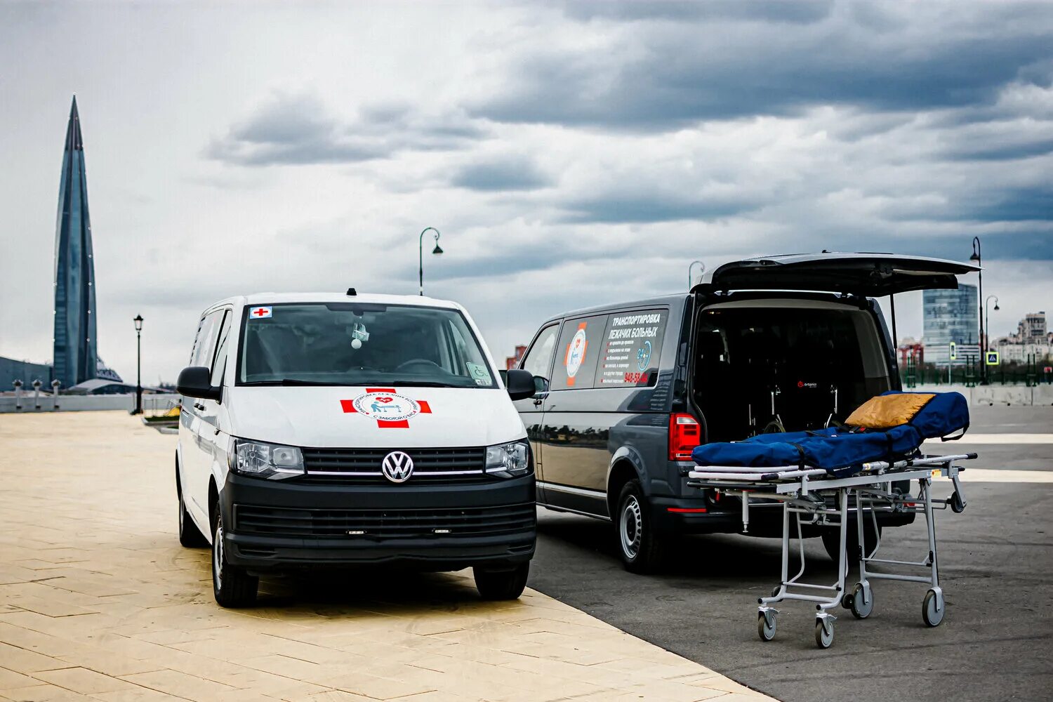 Перевозка больных московская область. Volkswagen Caravelle t5 Ambulance. Перевозка больных машина. Автомобиль для перевозки лежачих больных. Спецтранспорт для перевозки больных.